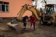 Symboliczne wbicie łopaty pod budowę sali gimnastycznej w Goławinie, 