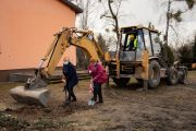 Symboliczne wbicie łopaty pod budowę sali gimnastycznej w Goławinie, 