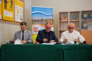 Podpisanie umowy na remont Szkoły Podstawowej w Chociszewie, 